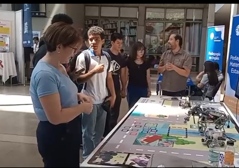 profesor de Robótica Educativa Chile - ERYPC CL junto a un tapete de competencia robótica 2023